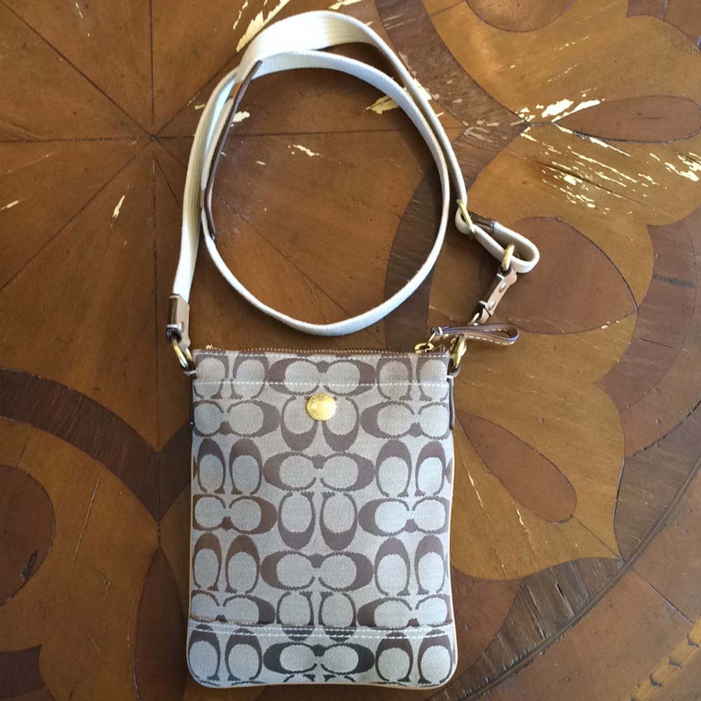 Coach crossbody in classic tan/brown pattern EUC